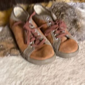 Keen suede shoes 9.5 (4200A)